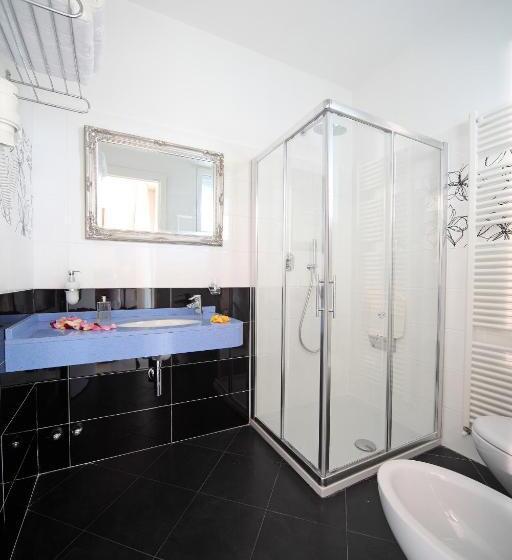 חדר משפחתי, Buratti