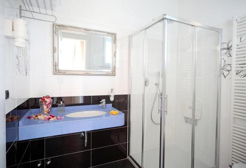 חדר משפחתי, Buratti