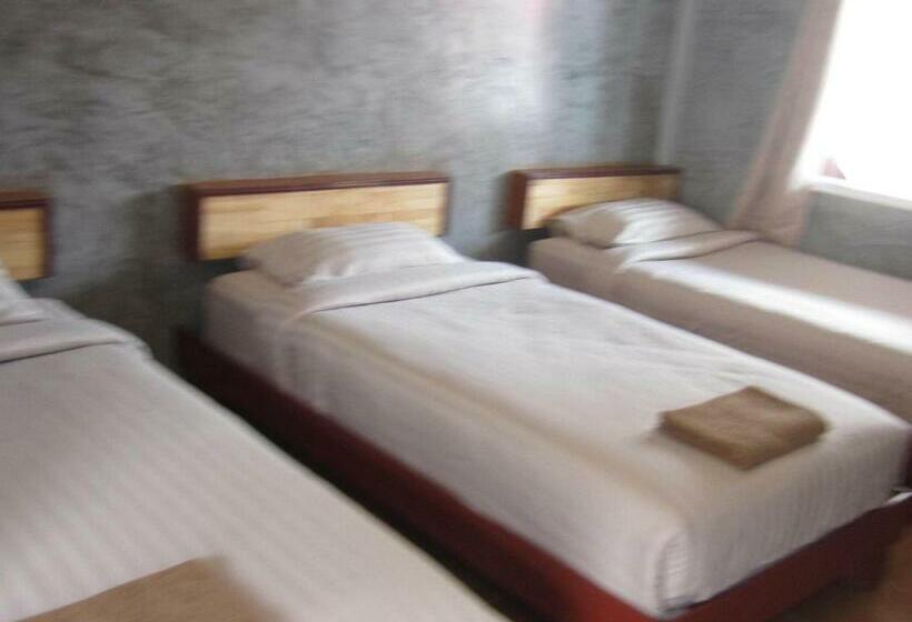 اتاق سه نفره سوپریور با چشمانداز دریا, Charung Bungalows