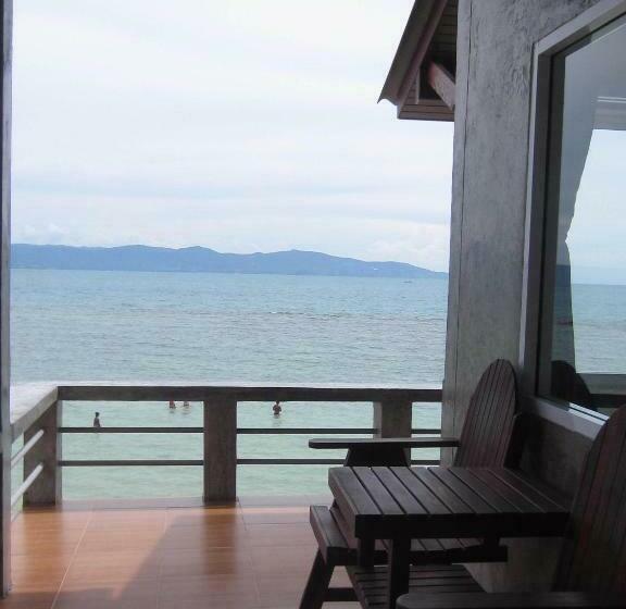 اتاق سه نفره سوپریور با چشمانداز دریا, Charung Bungalows