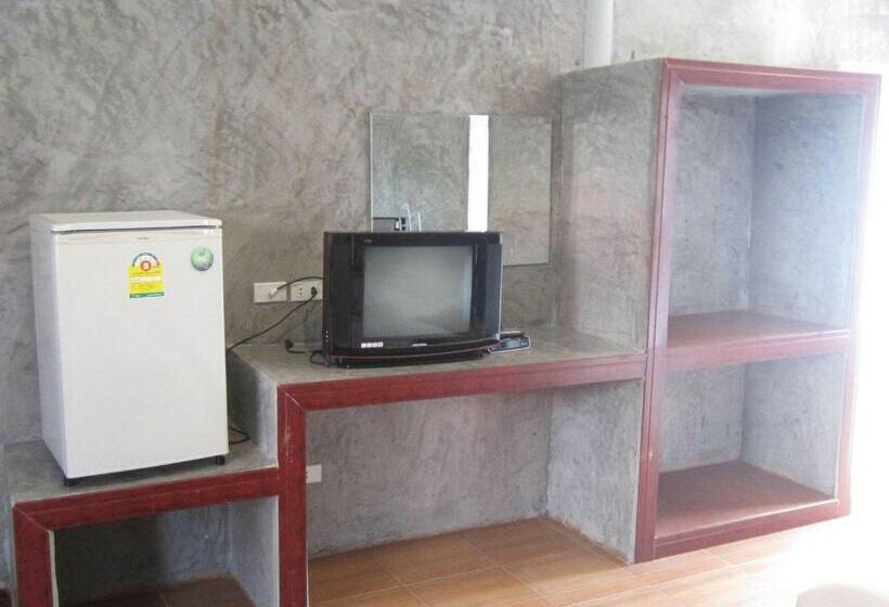 اتاق سه نفره سوپریور با چشمانداز دریا, Charung Bungalows