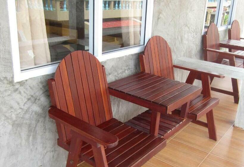 اتاق سه نفره سوپریور با چشمانداز دریا, Charung Bungalows