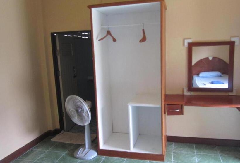 اتاق ساده سه نفره, Charung Bungalows