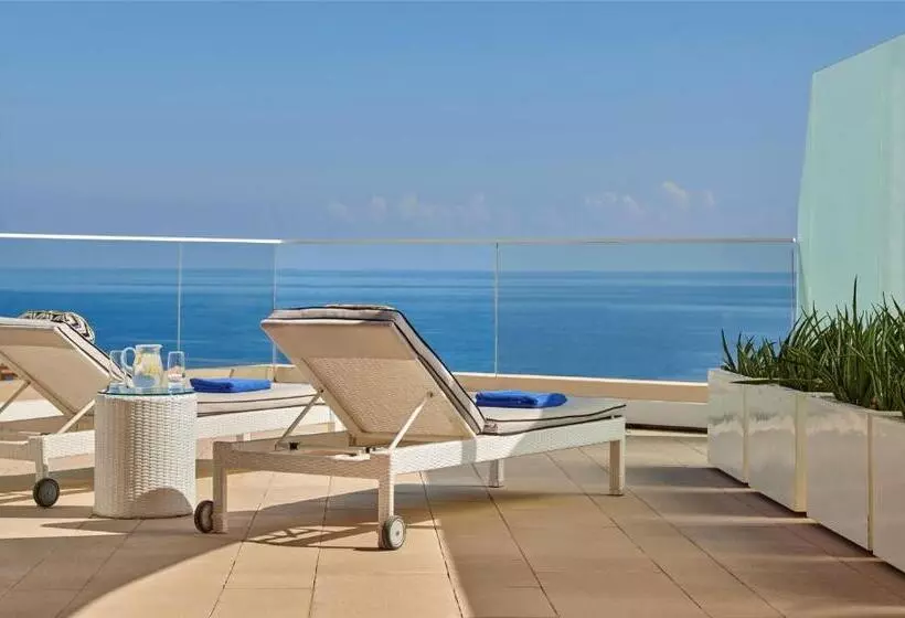 キングサイズベッドのスタンダードルーム, Fairmont Fujairah Beach Resort