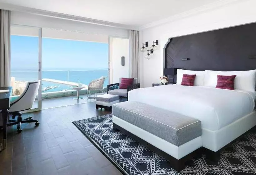 キングサイズベッドのデラックスルーム, Fairmont Fujairah Beach Resort