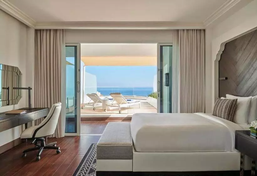 テラス付きスタンダードルーム, Fairmont Fujairah Beach Resort
