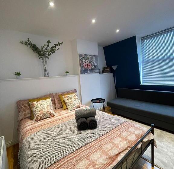 اتاق استاندارد سه نفره, Kensington Guest Rooms 98