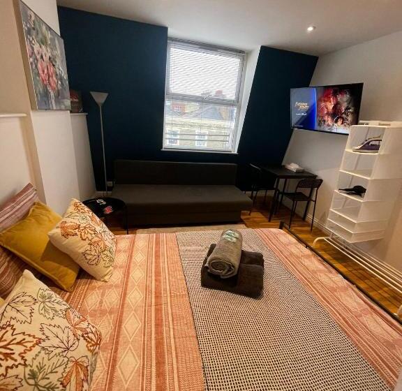 اتاق استاندارد سه نفره, Kensington Guest Rooms 98