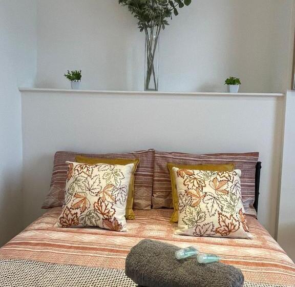 اتاق استاندارد سه نفره, Kensington Guest Rooms 98