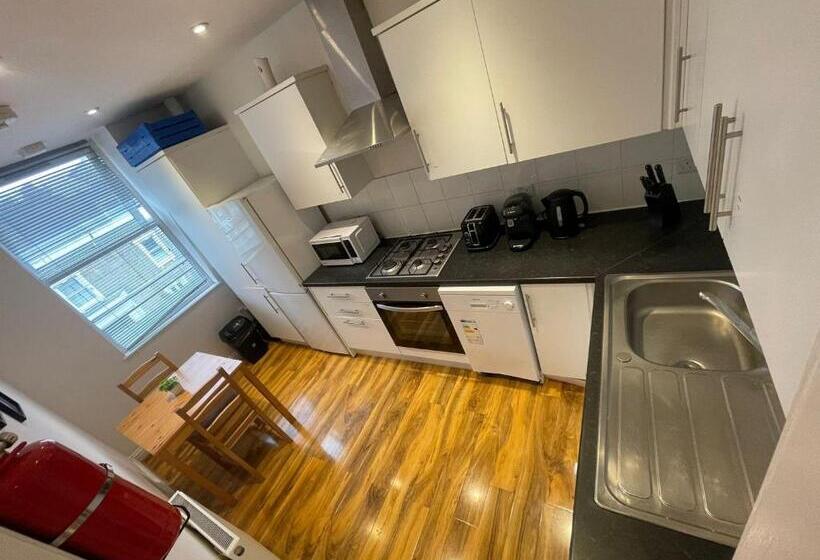 Номер Стандарт Трехместный, Kensington Guest Rooms 98