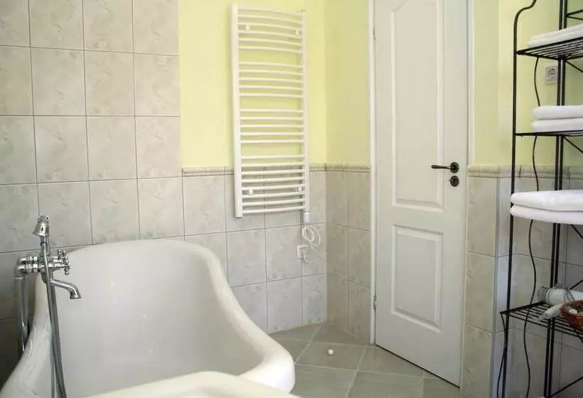 Premium Kolmen Hengen Huone, Banica Apartments & Rooms