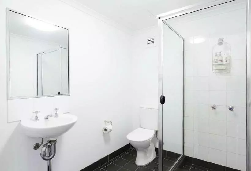 5 Bedroom Apartment, Sydney University Village