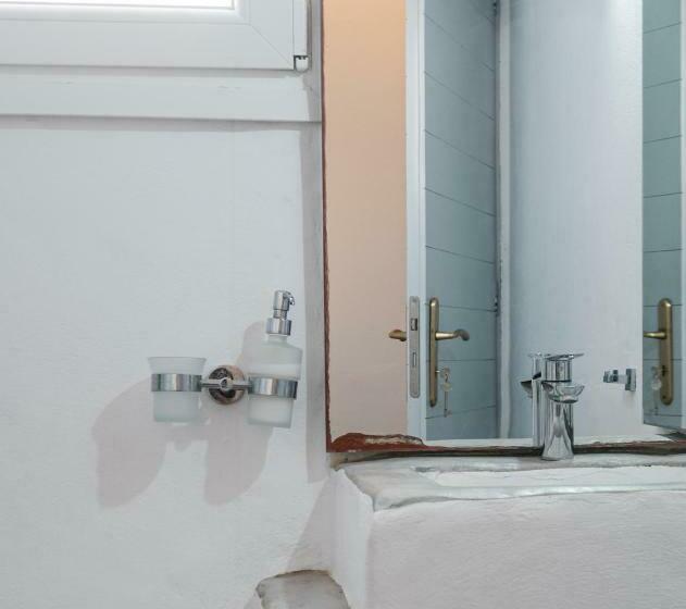 דירת חדר, Cape Napos