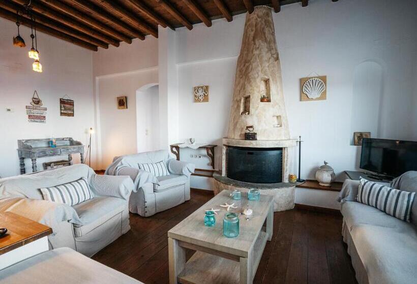 דירת חדר, Cape Napos