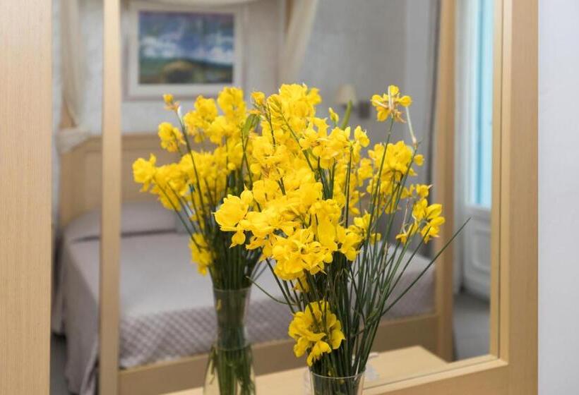 اتاق لوکس با بالکن و چشم‌انداز دریا, Blue Harmony