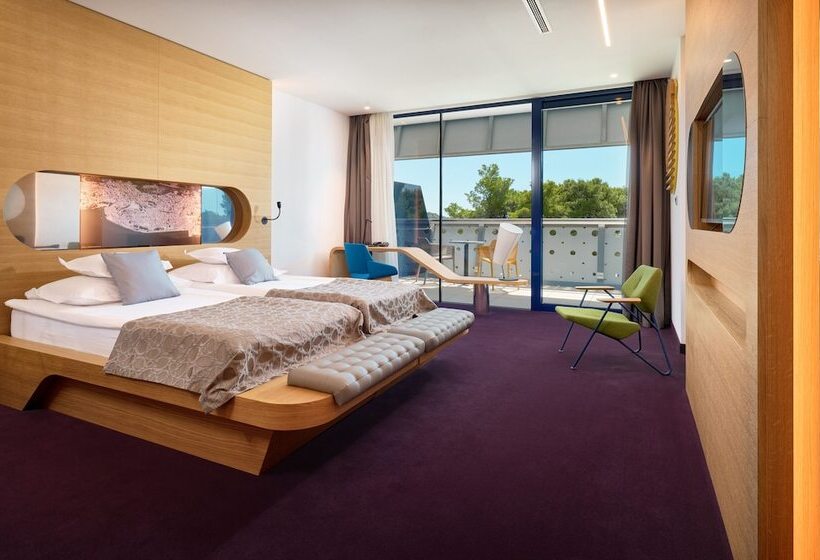 可看到停车场的高级间, Olympia Sky