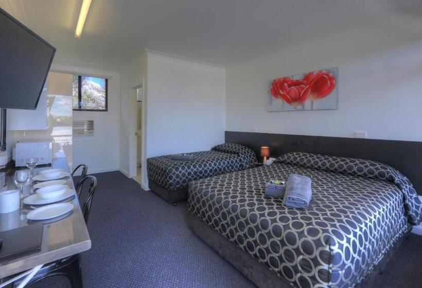 חדר אקזקיוטיב, Twin Swans Motel