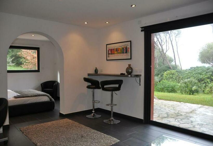 جناح مطلّ علي البحر, Villa Hippocampe