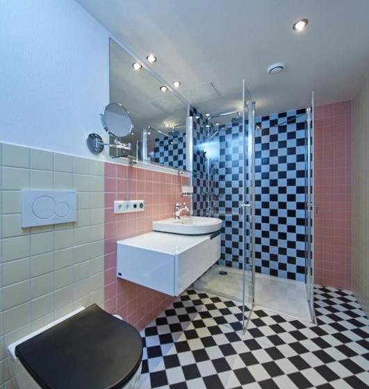 스위트, Bernstein Hotel 50`s Seaside Motel