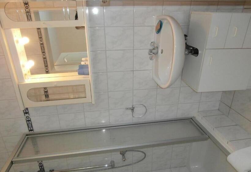 标准单人间, Hasselbarth