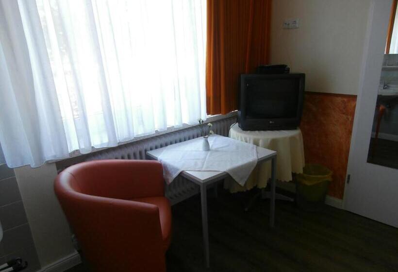 标准单人间, Hasselbarth