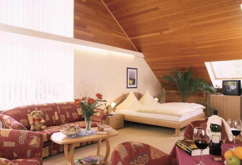 经典四人房间, Hasselbarth