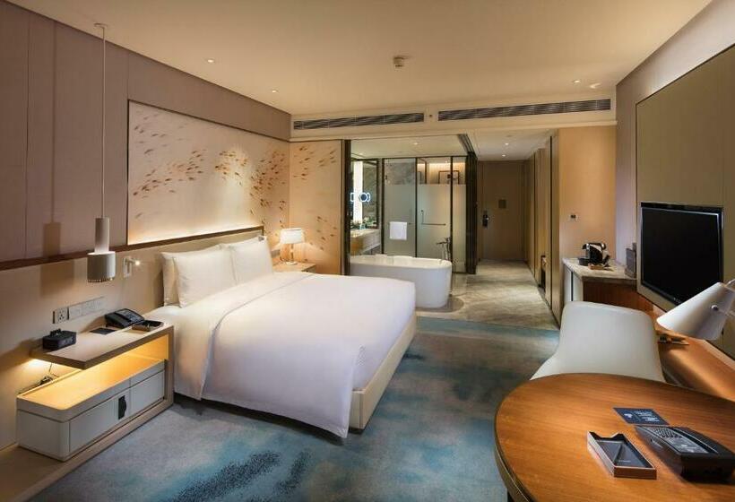 带大床的行政房间, Hilton Quanzhou Riverside