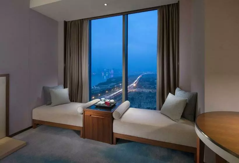 キングサイズベッドのデラックスルーム, Hilton Quanzhou Riverside