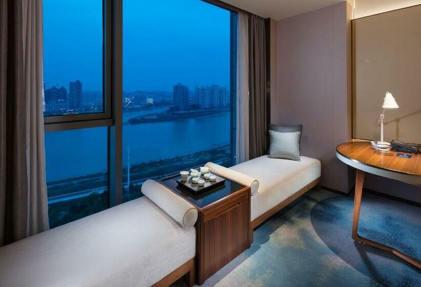 带大床的行政房间, Hilton Quanzhou Riverside