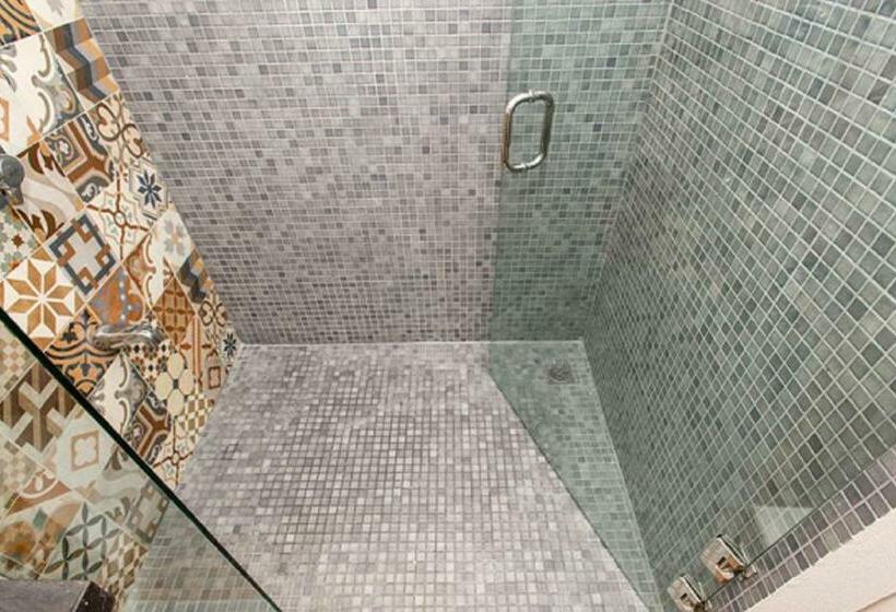 סוויטה, La Vela Boutique