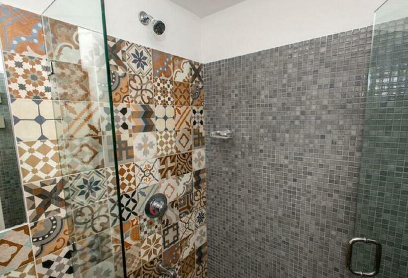 סוויטה, La Vela Boutique