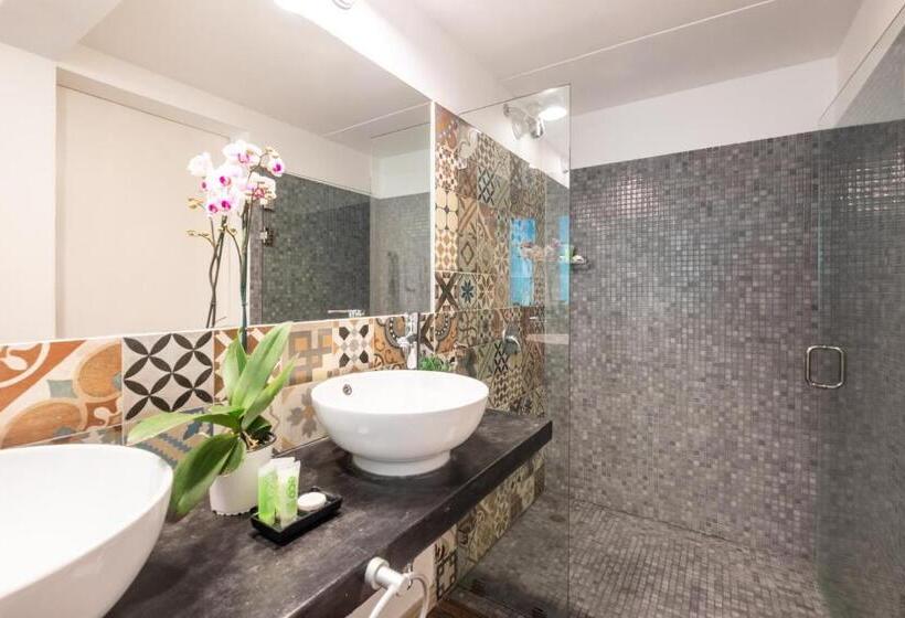 סוויטה, La Vela Boutique