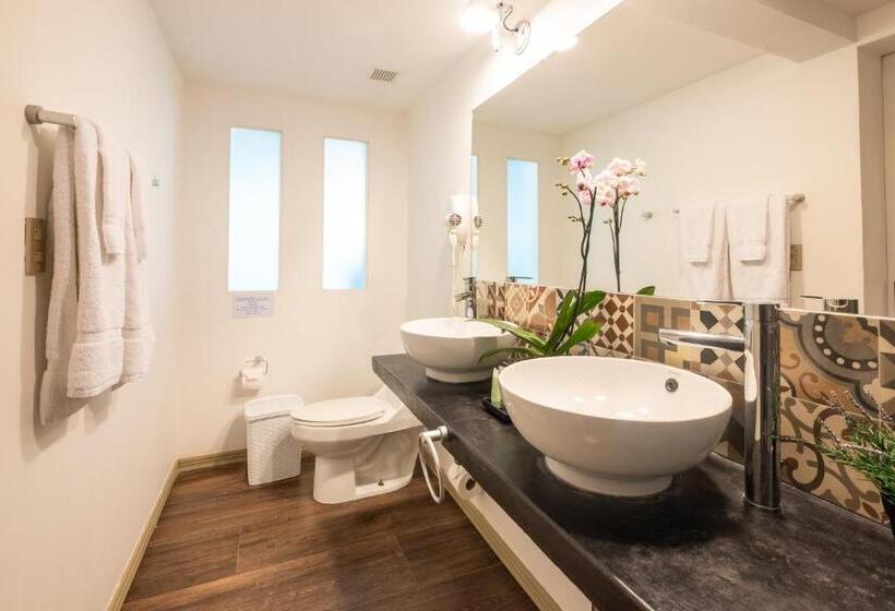 סוויטה, La Vela Boutique