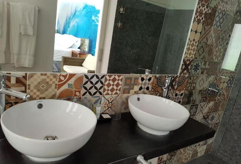 סוויטה, La Vela Boutique