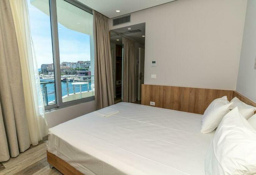 غرفة قياسية مطلّة علي البحر, Titania