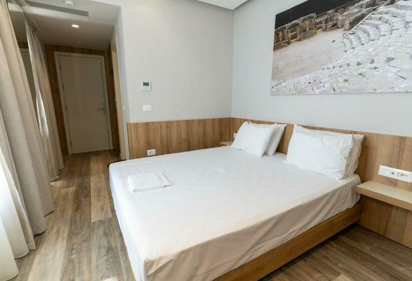 غرفة قياسية مطلّة علي البحر, Titania