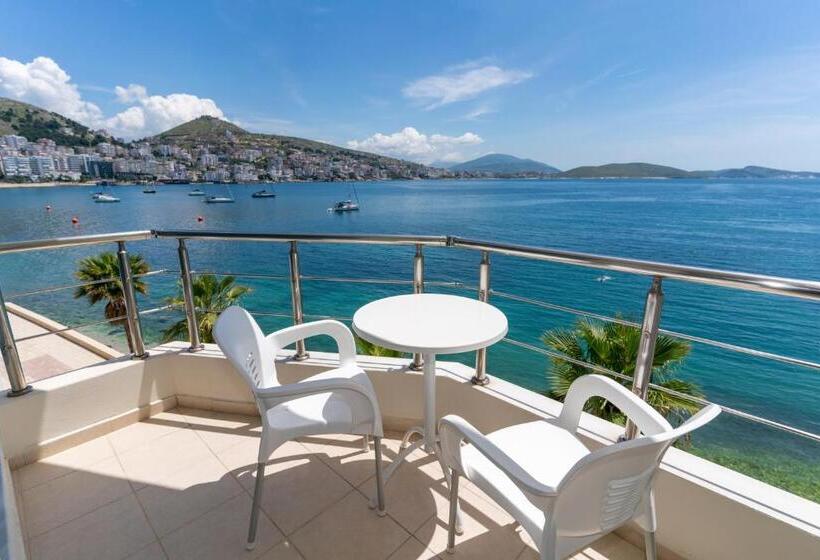 غرفة قياسية مطلّة علي البحر, Titania