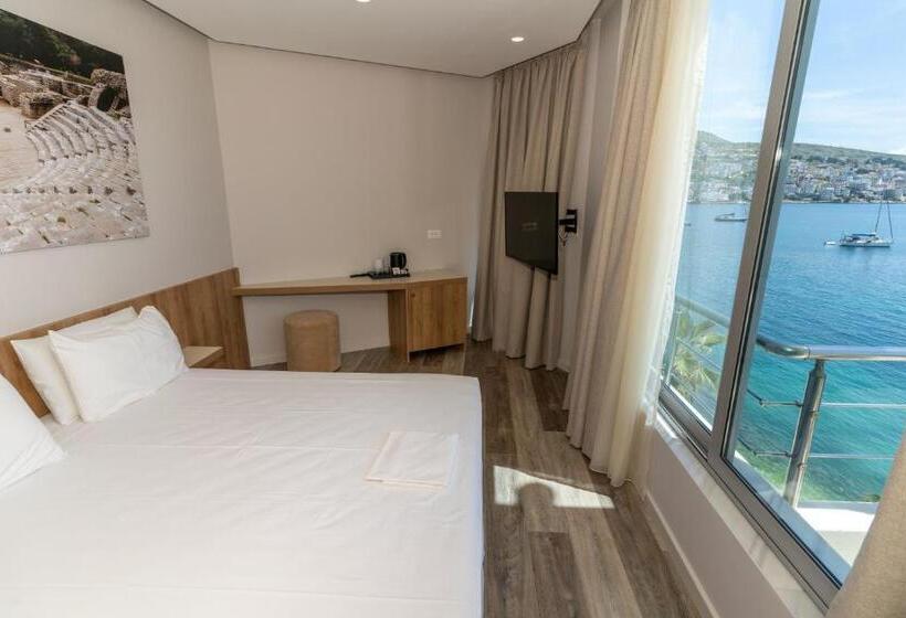 غرفة قياسية مطلّة علي البحر, Titania