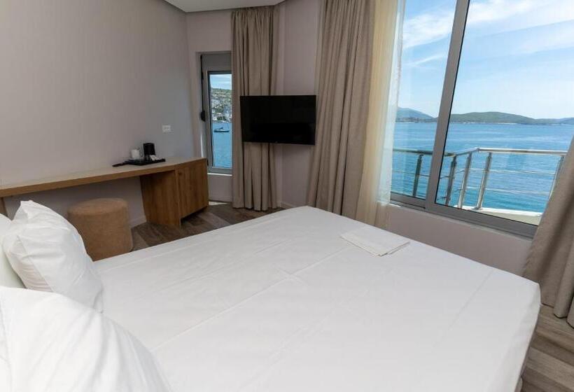 غرفة قياسية مطلّة علي البحر, Titania