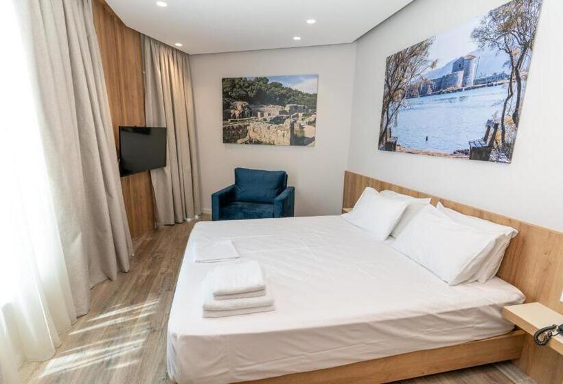 غرفة قياسية مطلّة علي البحر, Titania