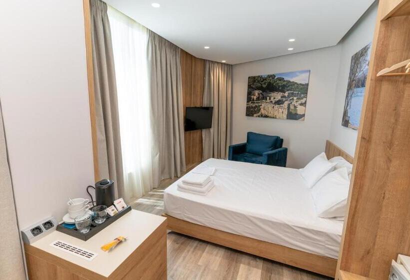 غرفة قياسية مطلّة علي البحر, Titania