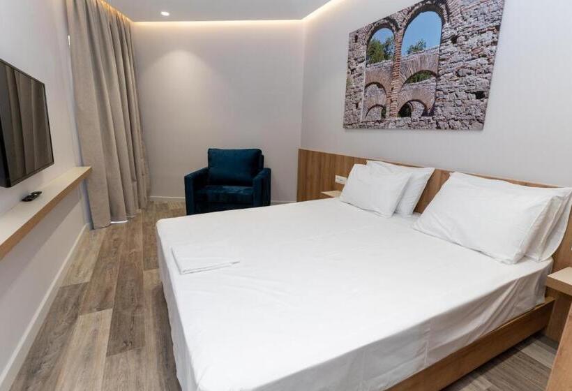 غرفة قياسية مزوَّدة بشُرفة إطلالة جانبية علي البحر, Titania