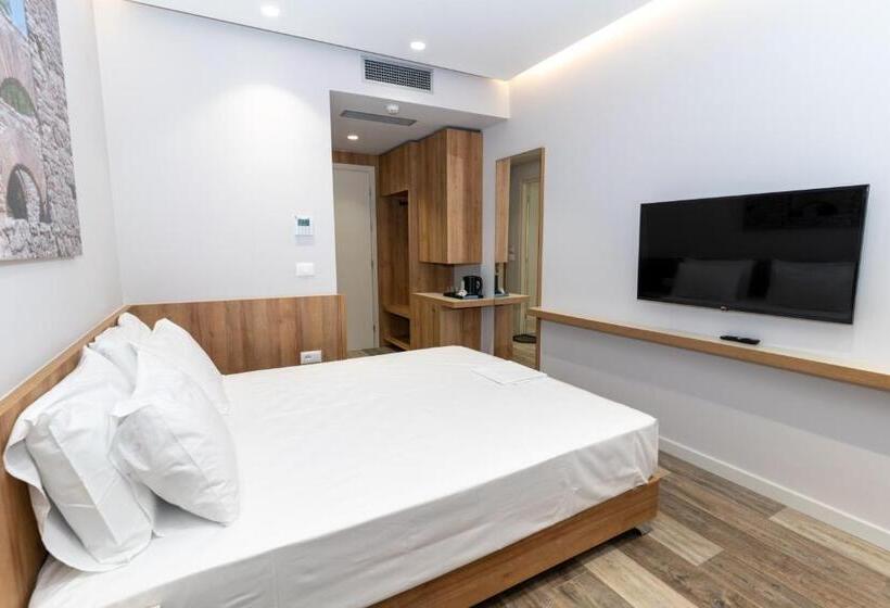 غرفة قياسية مزوَّدة بشُرفة إطلالة جانبية علي البحر, Titania