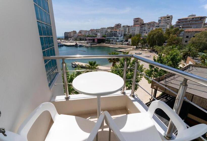 غرفة قياسية مزوَّدة بشُرفة إطلالة جانبية علي البحر, Titania