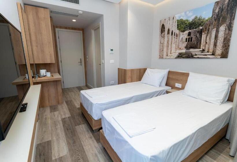 غرفة قياسية مزوَّدة بشُرفة, Titania