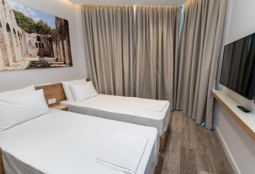 غرفة قياسية مزوَّدة بشُرفة, Titania