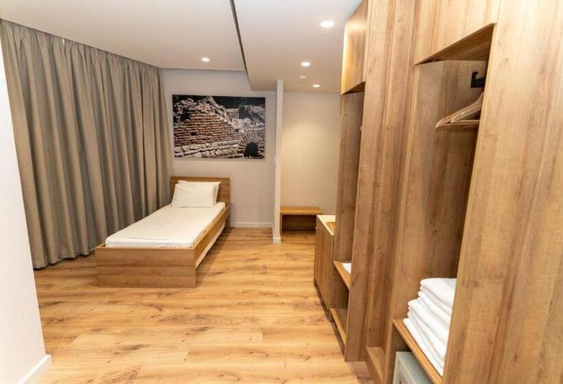 غرفة عائلية, Titania