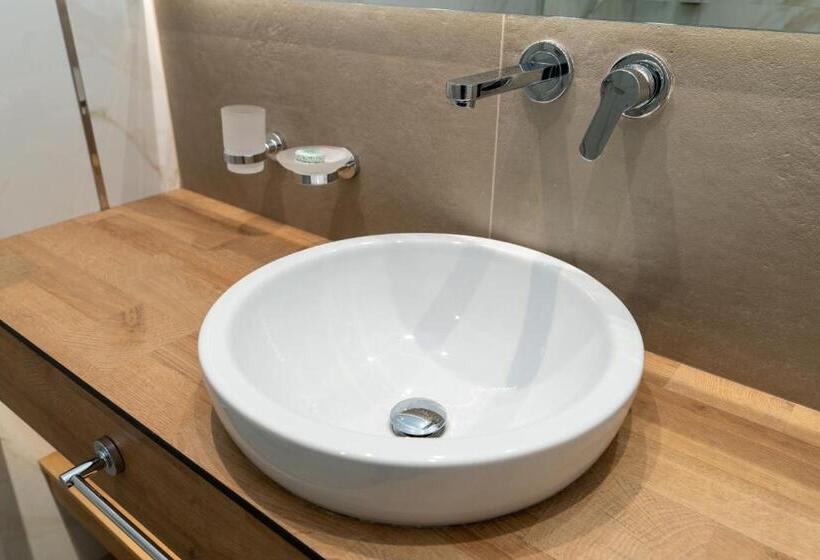 غرفة قياسية إطلالة جانبية علي البحر, Titania