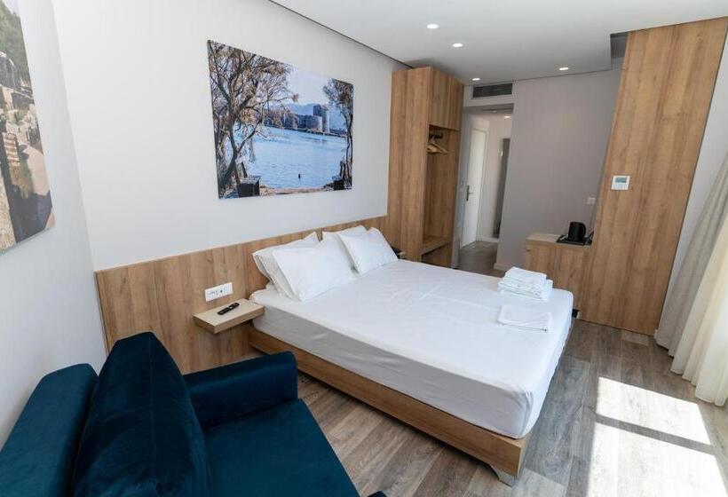 غرفة قياسية مطلّة علي البحر, Titania