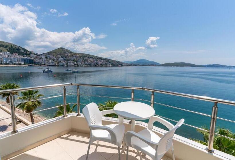 غرفة قياسية مطلّة علي البحر, Titania